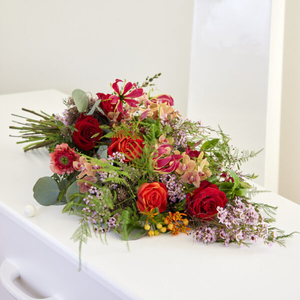 Rouwboeket in warme rood tinten van seizoensbloemen - Afbeelding 2