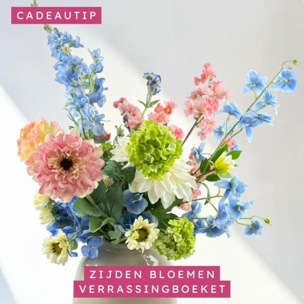 Zijden bloemen verrassingsboeket met kleurrijke kunstbloemen