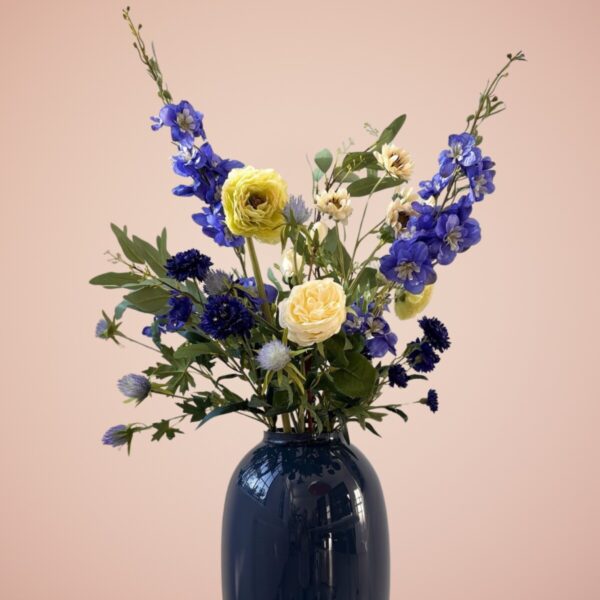 Blue Whisper bij Bloemboetiek Schijndel is een elegant zijden boeket in zachte blauwtinten, crème en fris groen. Een luchtige, serene eyecatcher met een tijdloze uitstraling — onderhoudsvrij en altijd in perfecte bloei | Exclusief verkrijgbaar bij Bloemboetiek Schijndel