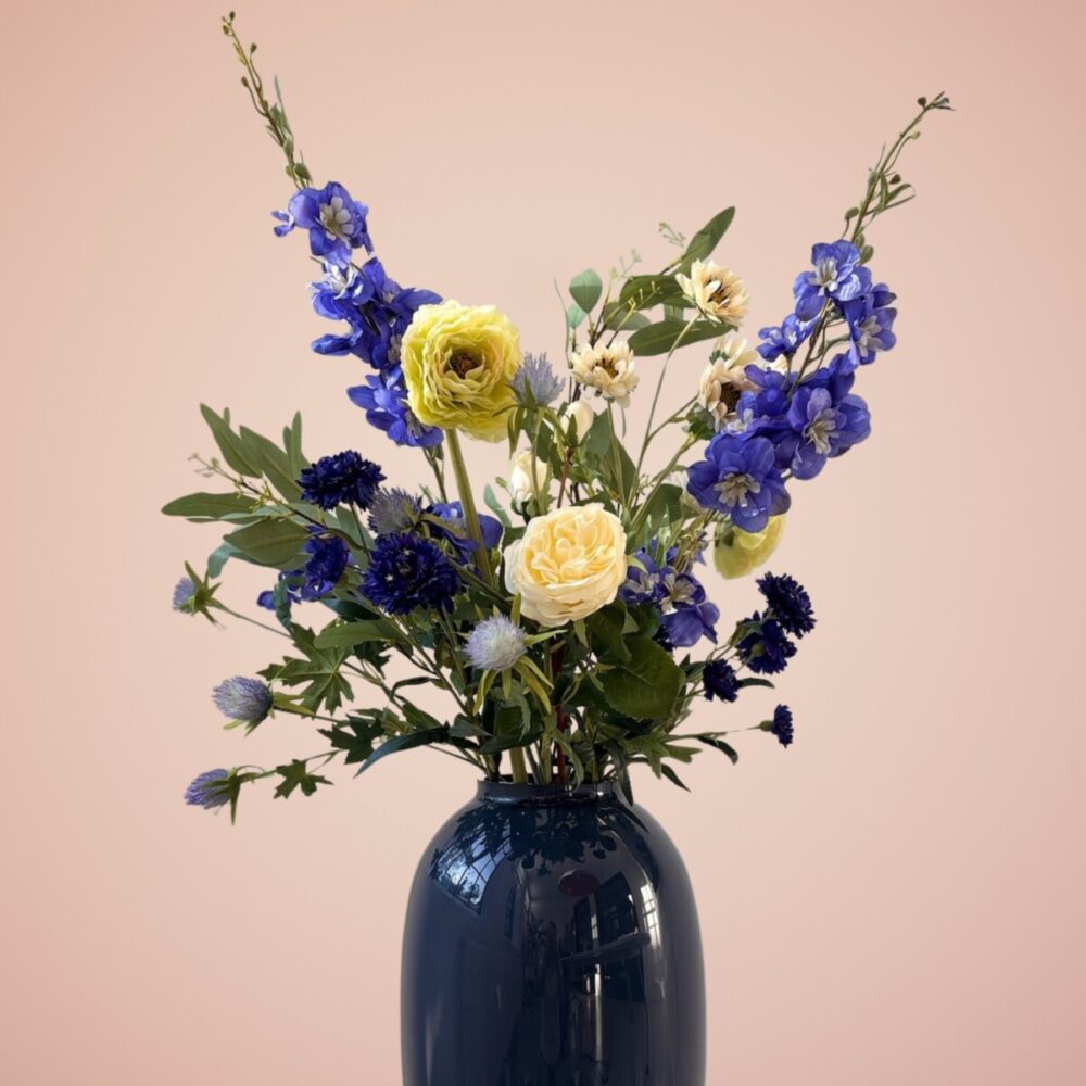 Blue Whisper bij Bloemboetiek Schijndel is een elegant zijden boeket in zachte blauwtinten, crème en fris groen. Een luchtige, serene eyecatcher met een tijdloze uitstraling — onderhoudsvrij en altijd in perfecte bloei | Exclusief verkrijgbaar bij Bloemboetiek Schijndel