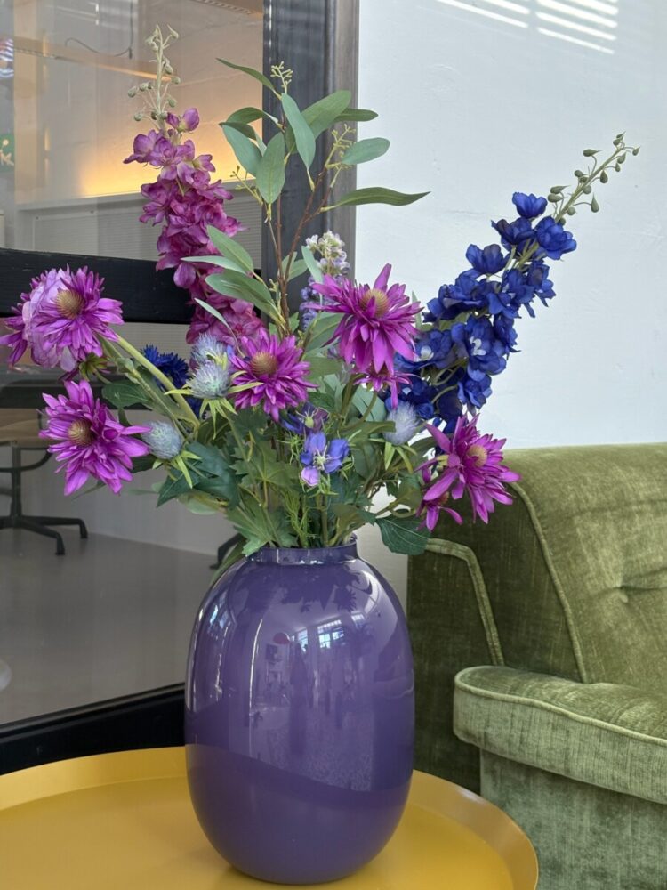 Velvet Bloom bij Bloemboetiek Schijndel is een royaal, luxe zijden boeket dat direct een gevoel van warmte en elegantie toevoegt aan je interieur. Exclusief verkrijgbaar bij Bloemboetiek Schijndel