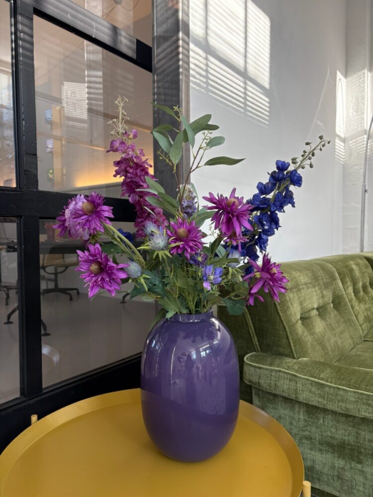 Velvet Bloom bij Bloemboetiek Schijndel is een royaal, luxe zijden boeket dat direct een gevoel van warmte en elegantie toevoegt aan je interieur. Exclusief verkrijgbaar bij Bloemboetiek Schijndel