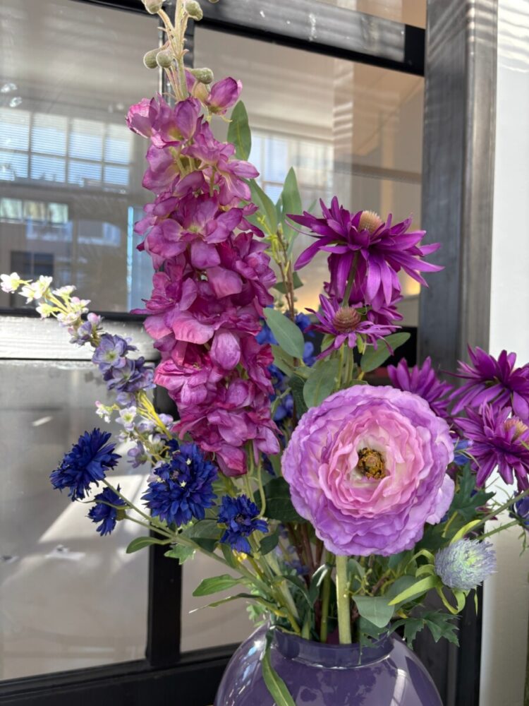 Velvet Bloom bij Bloemboetiek Schijndel is een royaal, luxe zijden boeket dat direct een gevoel van warmte en elegantie toevoegt aan je interieur. Exclusief verkrijgbaar bij Bloemboetiek Schijndel