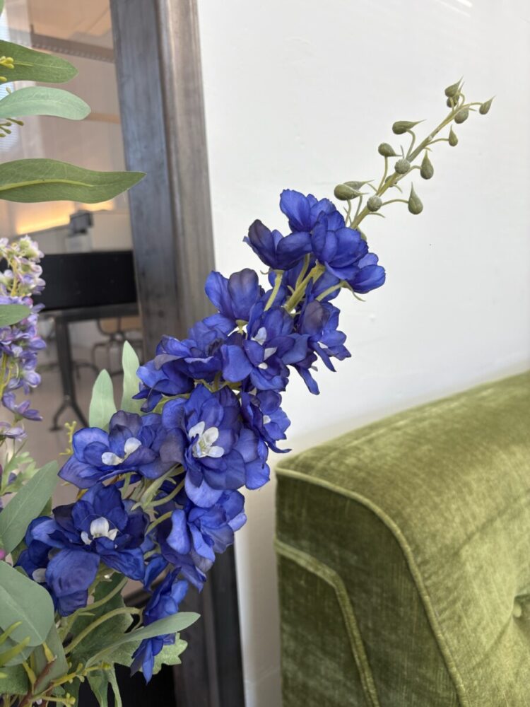 Velvet Bloom bij Bloemboetiek Schijndel is een royaal, luxe zijden boeket dat direct een gevoel van warmte en elegantie toevoegt aan je interieur. Exclusief verkrijgbaar bij Bloemboetiek Schijndel