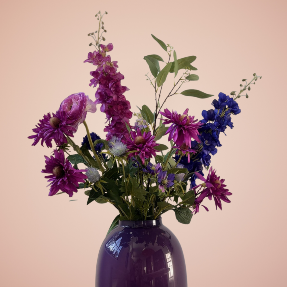 Velvet Bloom bij Bloemboetiek Schijndel is een royaal, luxe zijden boeket dat direct een gevoel van warmte en elegantie toevoegt aan je interieur. Exclusief verkrijgbaar bij Bloemboetiek Schijndel