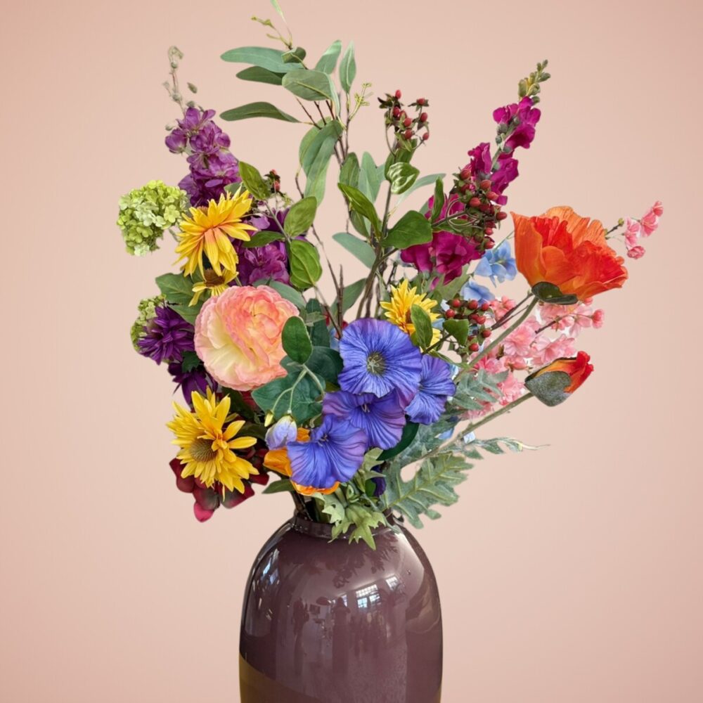 Blooming Lush bij Bloemboetiek Schijndel is een vol en kleurrijk zijden boeket met een luxe uitstraling. Een echte blikvanger die sfeer en karakter toevoegt aan elke ruimte, seizoen na seizoen. Exclusief verkrijgbaar bij Bloemboetiek Schijndel