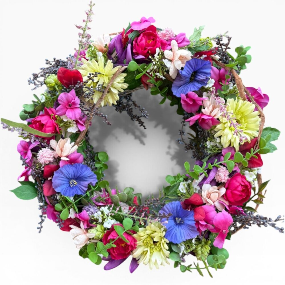 Kleurrijke zijden bloemenkrans Berry Gloss met roze, rode, blauwe en gele bloemen op natuurlijke takkenbasis.