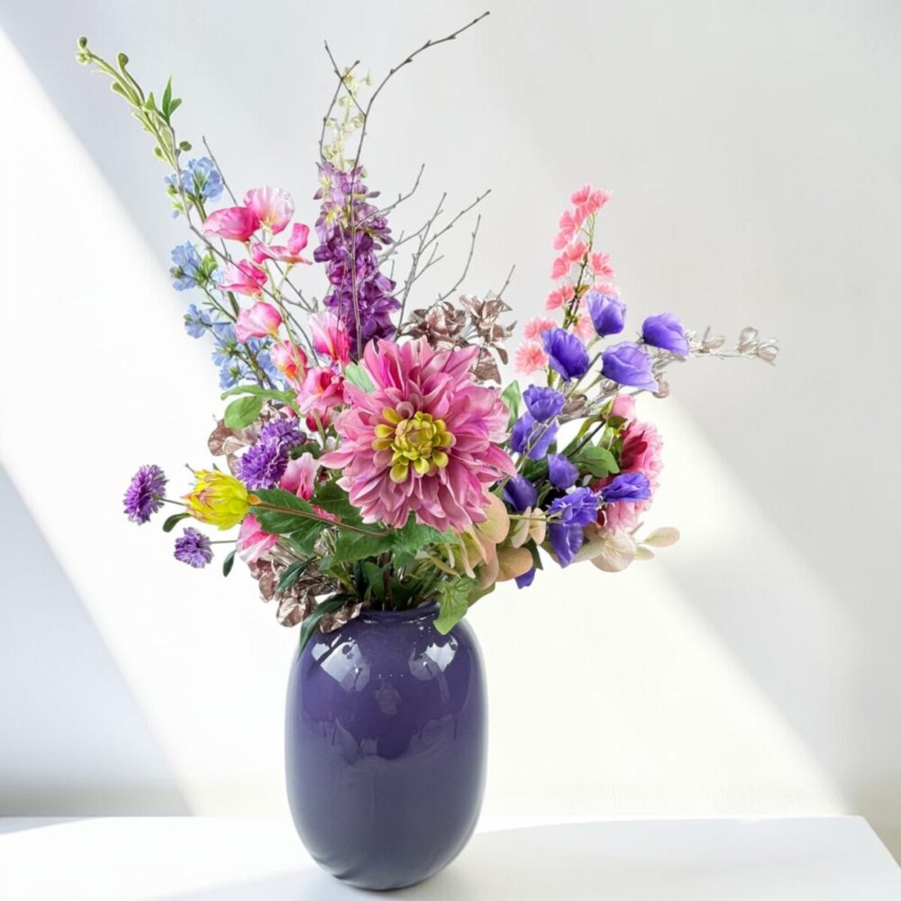 1 | Zijden plukboeket Blush & Bloom | Zijden boeket Blush & Bloom met roze, paarse en blauwe bloemen in een paars/ lila vaas.
