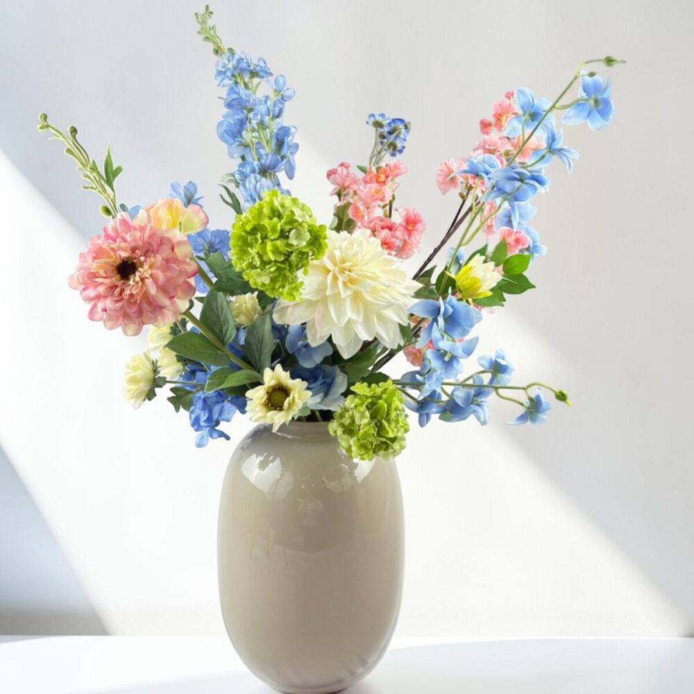 Zijden plukboeket Blush Romance | Elegant zijden boeket Blush Romance met bloemen in roze, blauw en groen in een beige vaas.