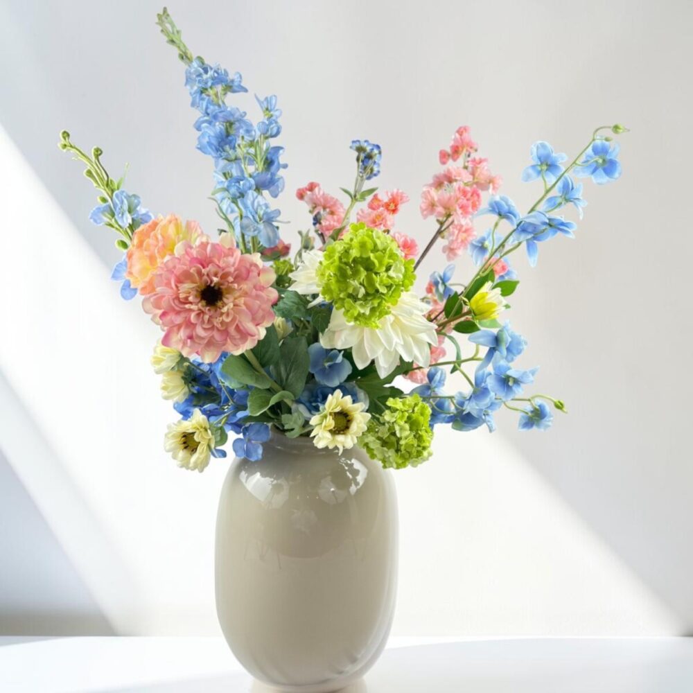 Zijden plukboeket Blush Romance | Elegant zijden boeket Blush Romance met bloemen in roze, blauw en groen in een beige vaas.