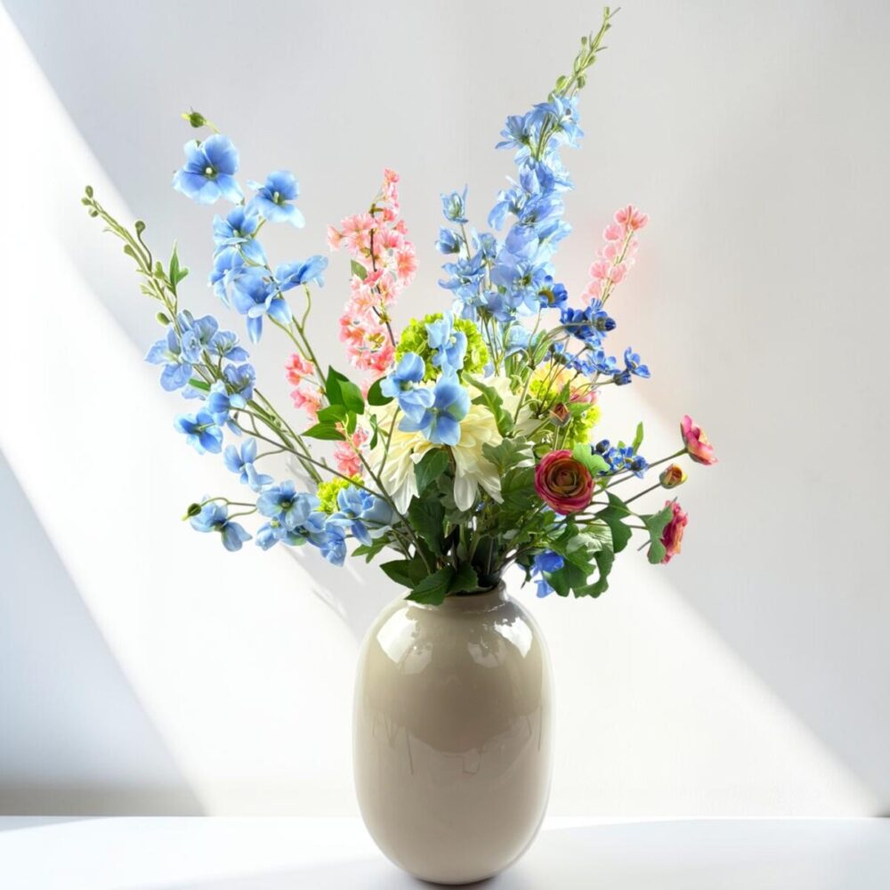 Zijden plukboeket Blush Romance | Elegant zijden boeket Blush Romance met bloemen in roze, blauw en groen in een beige vaas.