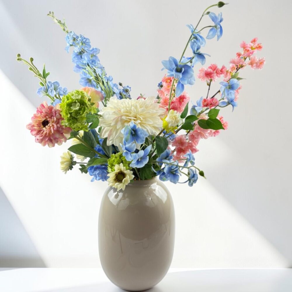 Zijden plukboeket Blush Romance | Elegant zijden boeket Blush Romance met bloemen in roze, blauw en groen in een beige vaas.