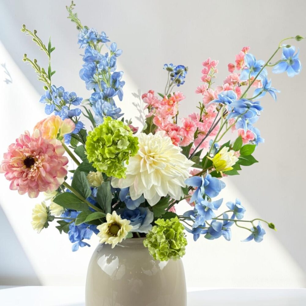Zijden plukboeket Blush Romance | Elegant zijden boeket Blush Romance met bloemen in roze, blauw en groen in een beige vaas.