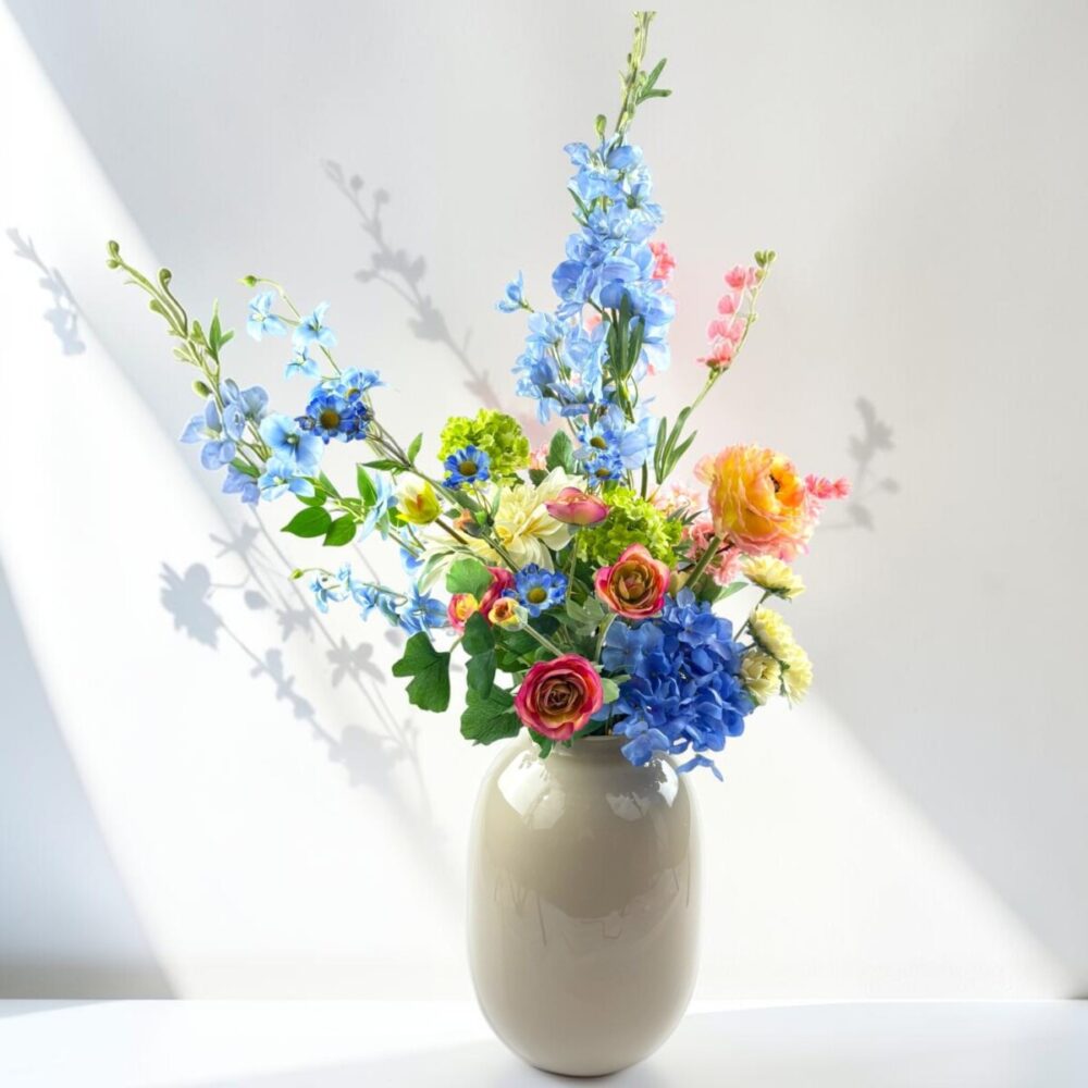 Zijden plukboeket Blush Romance | Elegant zijden boeket Blush Romance met bloemen in roze, blauw en groen in een beige vaas.