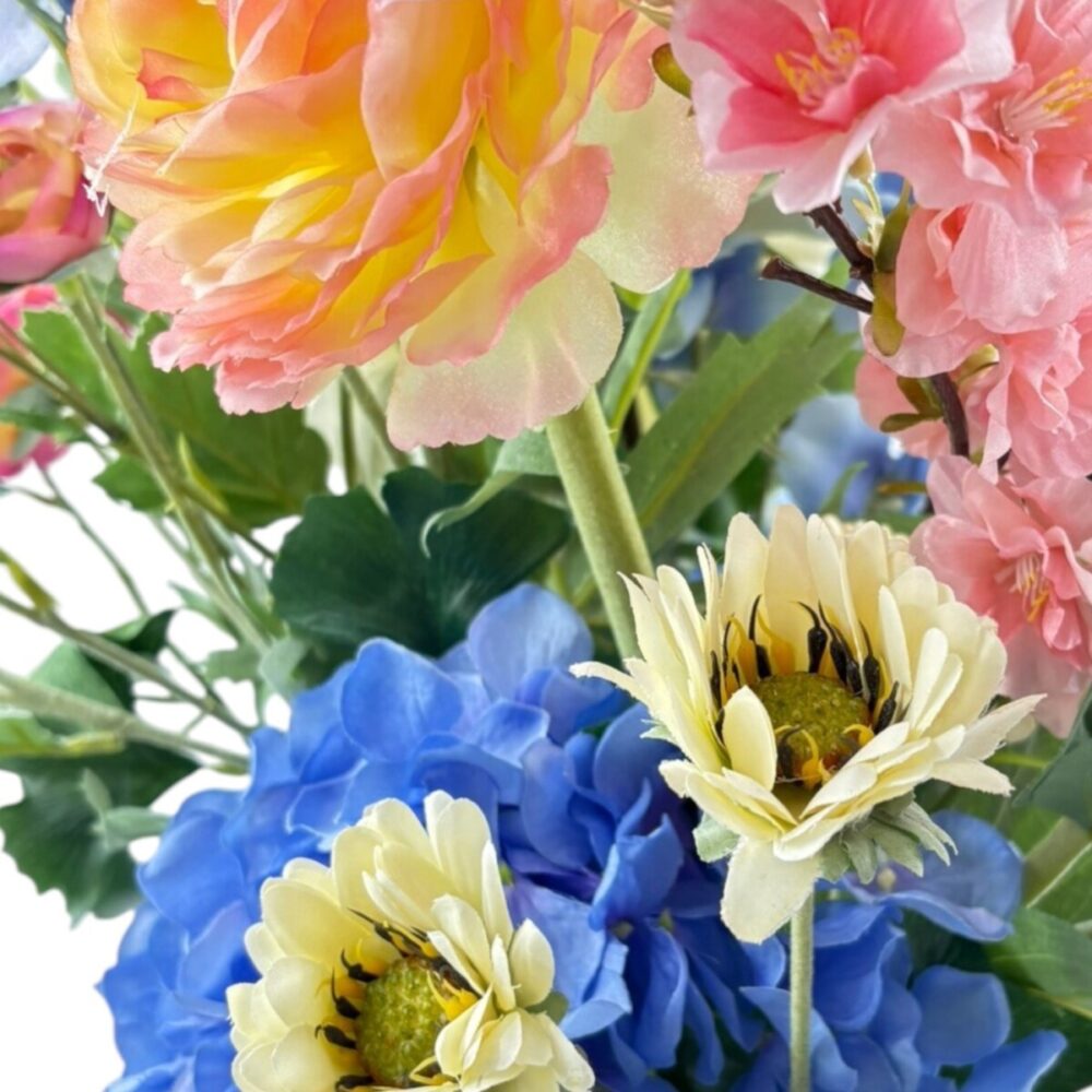 Zijden plukboeket Blush Romance | Elegant zijden boeket Blush Romance met bloemen in roze, blauw en groen in een beige vaas.