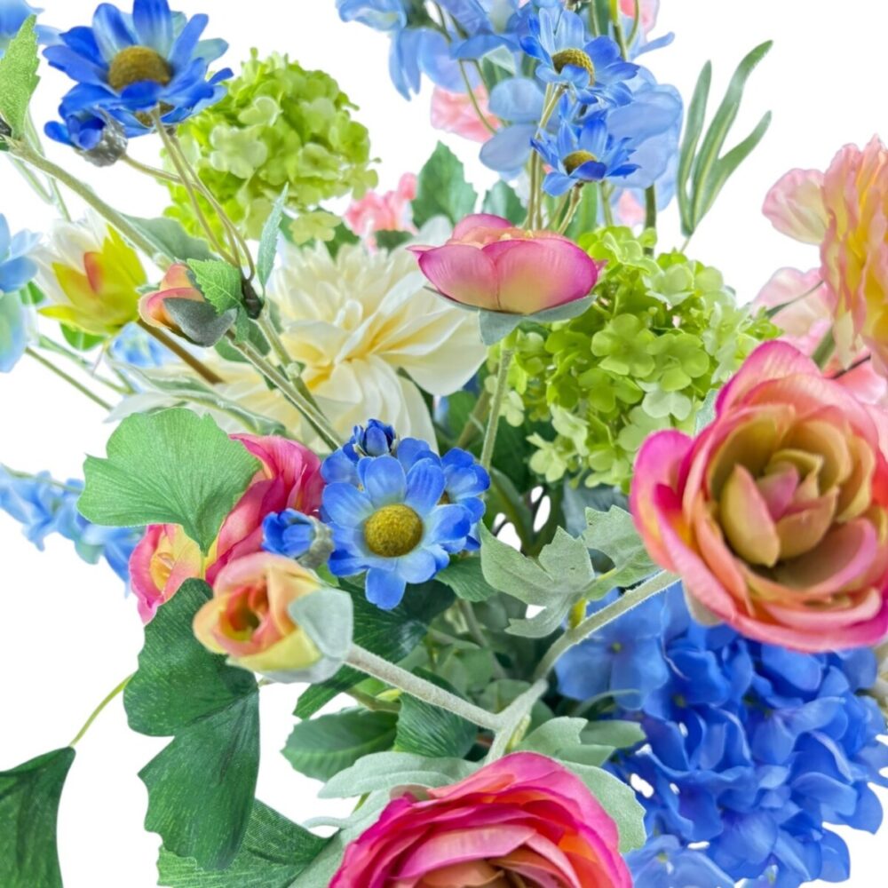 Zijden plukboeket Blush Romance | Elegant zijden boeket Blush Romance met bloemen in roze, blauw en groen in een beige vaas.