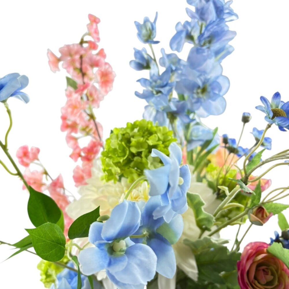 Zijden plukboeket Blush Romance | Elegant zijden boeket Blush Romance met bloemen in roze, blauw en groen in een beige vaas.