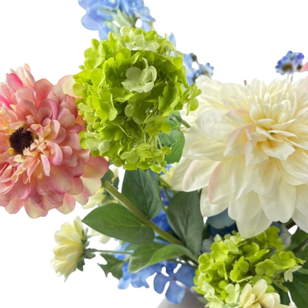 Zijden plukboeket Blush Romance | Elegant zijden boeket Blush Romance met bloemen in roze, blauw en groen in een beige vaas.
