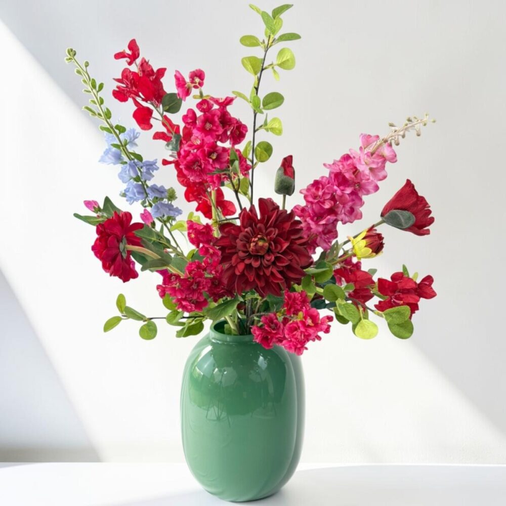 1 | Zijden plukboeket Burlesque | Elegante zijden boeket Burlesque met bloemen in rijke tinten van rood, roze en paars in een groene vaas.