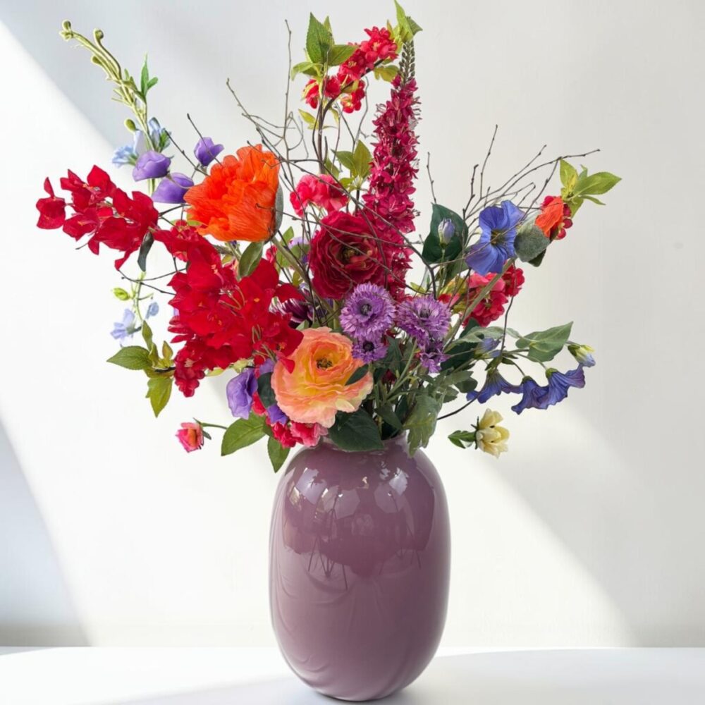 Zijden Plukboeket | Burning Love | Kleurrijk zijden boeket Burning Love met bloemen in rood, paars, oranje en groen in een lila vaas.