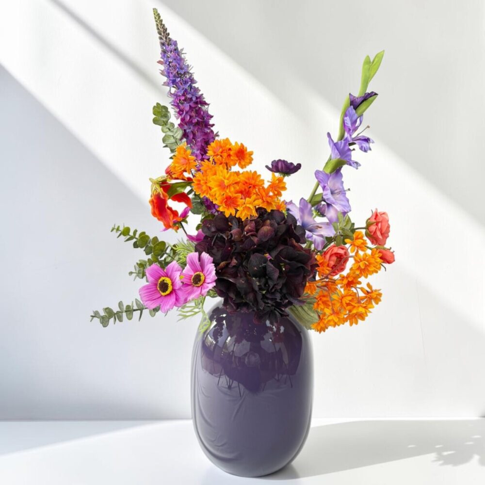 Zijden plukboeket Painted Lady met roze paarse blauwe groene en dieprode kunstbloemen