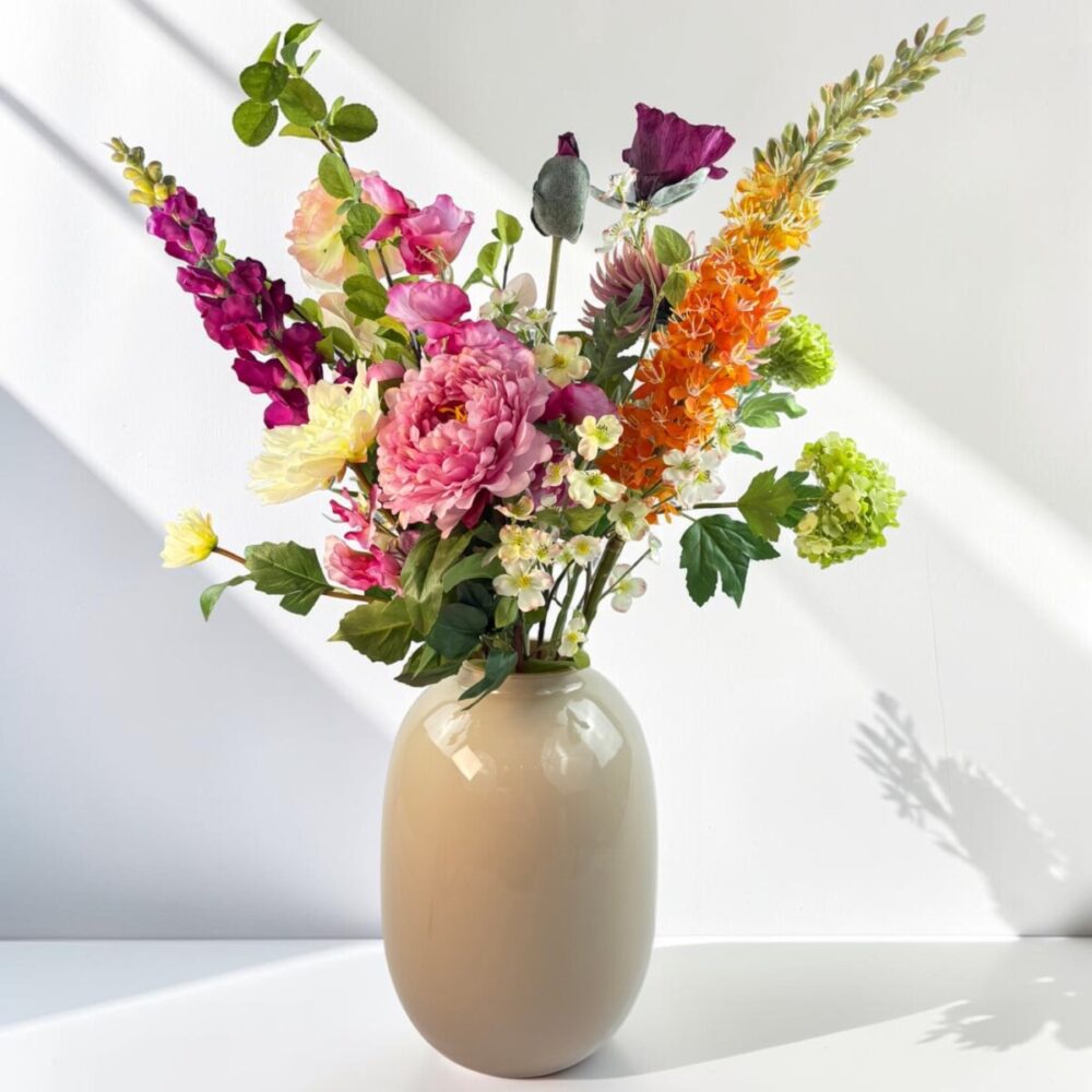 Zijden plukboeket Flower Fiësta met roze, oranje, groene en witte kunstbloemen in vaas