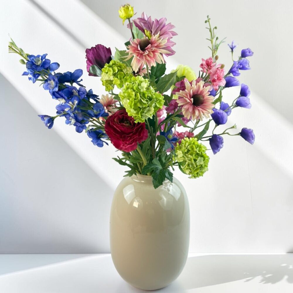 Zijden plukboeket Violet Kiss met violette, blauwe, roze, groene en dieprode kunstbloemen