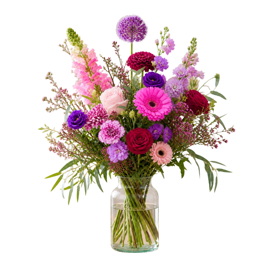 Kleurrijk vers boeket met rozen, gerbera's en paarse bloemen in glazen vaas