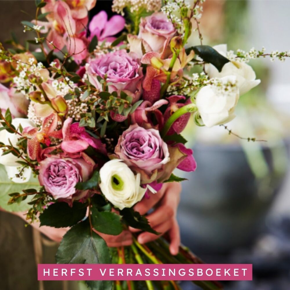Herfstverrassingsboeket met roze, paarse en witte seizoensbloemen