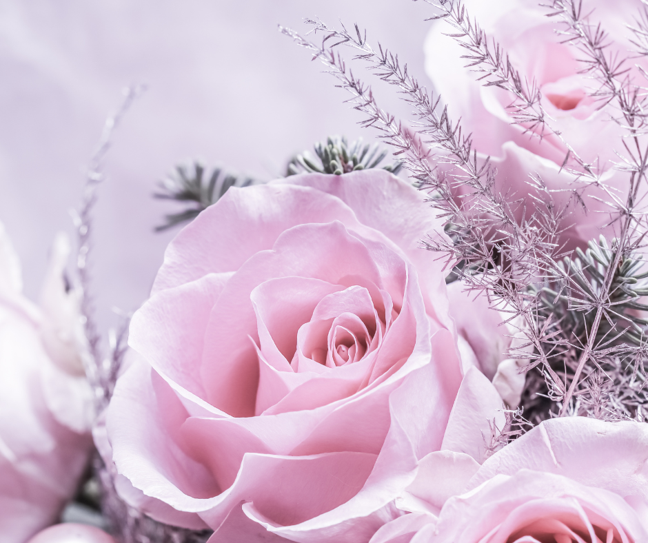 Kerstarrangement met bloemen en sfeervolle kerstdecoratie
