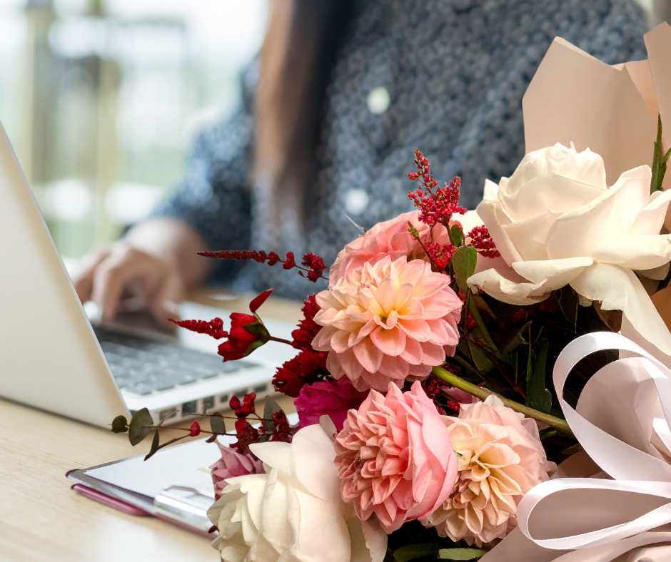 Secretaresse ontvangt bloemen op Secretaressedag